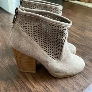 Women’s Grayish beige Ankle boot size 7